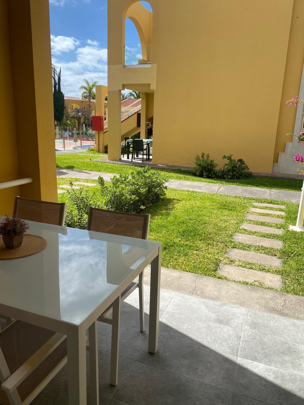 Apartamento reformado con terraza y piscina