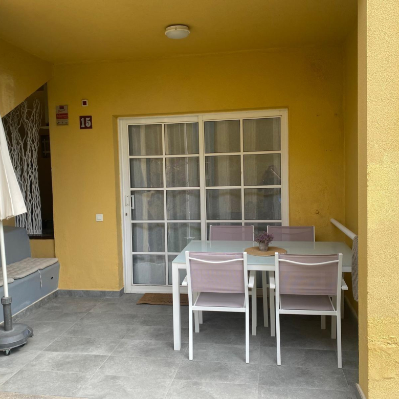 Apartamento reformado con terraza y piscina