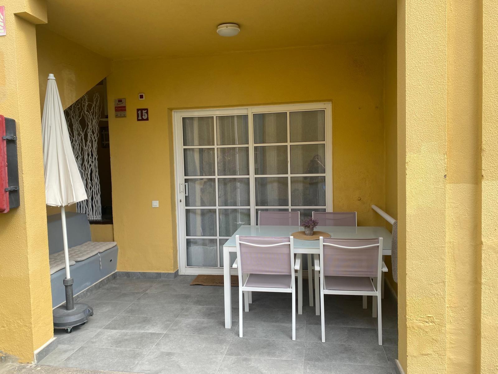 Apartamento reformado con terraza y piscina
