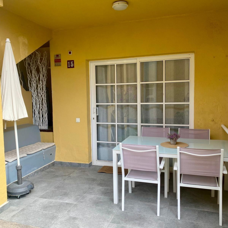 Apartamento reformado con terraza y piscina