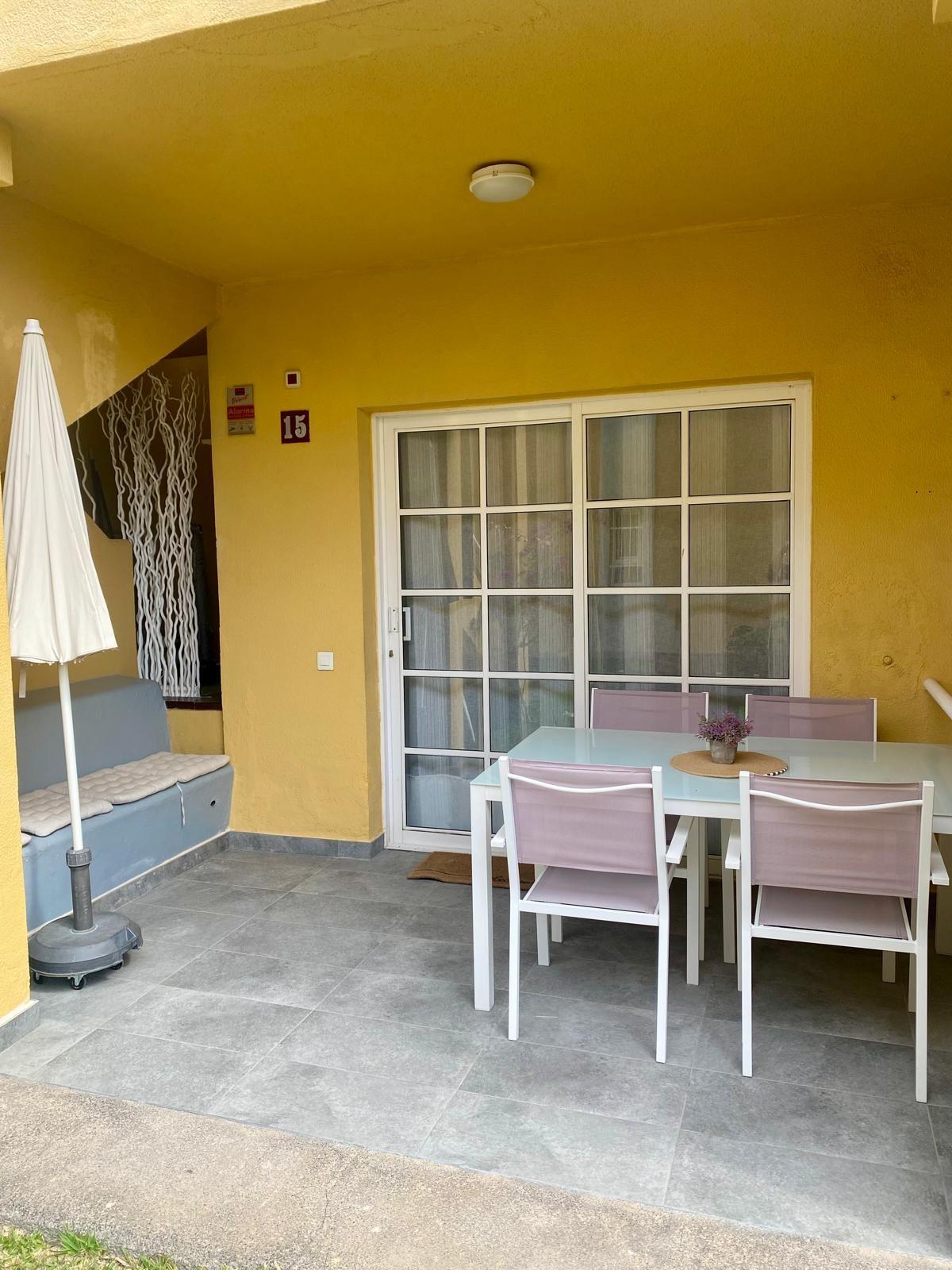 Apartamento reformado con terraza y piscina