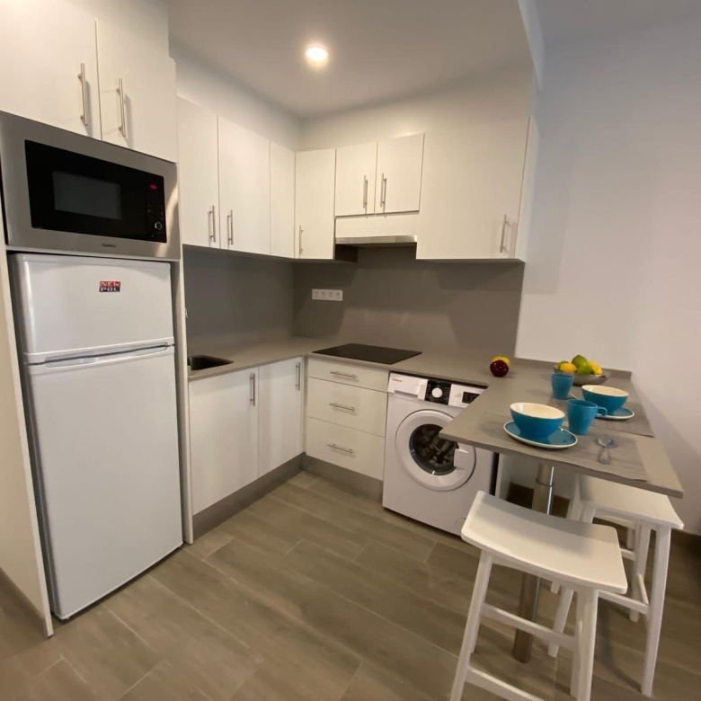 Apartamento reformado con terraza y piscina