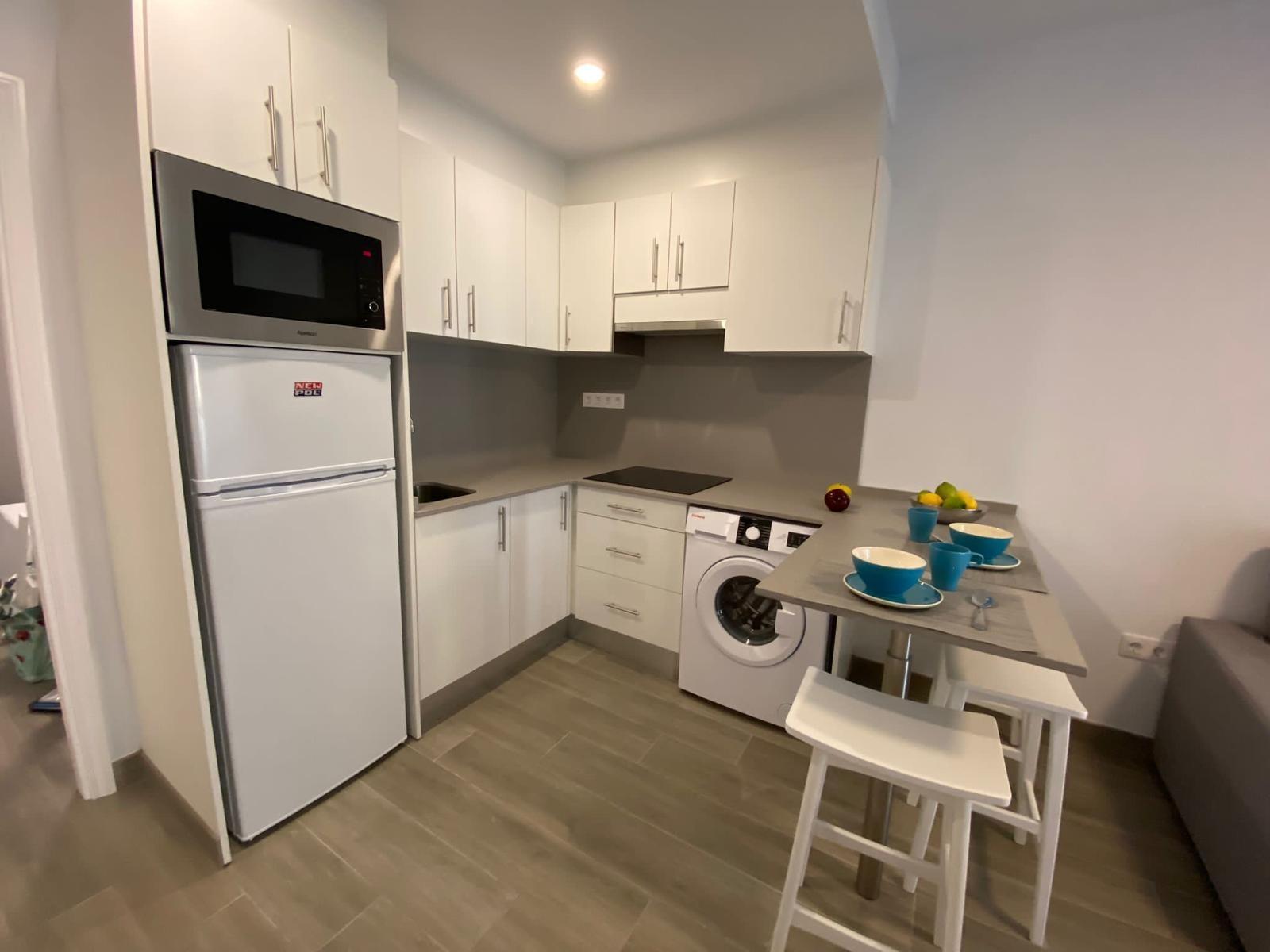 Apartamento reformado con terraza y piscina