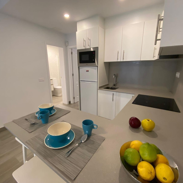 Apartamento reformado con terraza y piscina