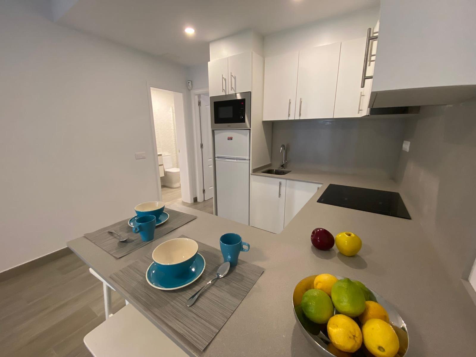 Apartamento reformado con terraza y piscina