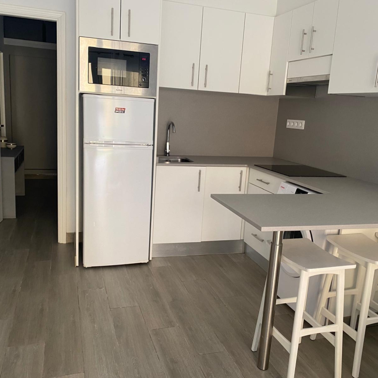 Apartamento reformado con terraza y piscina