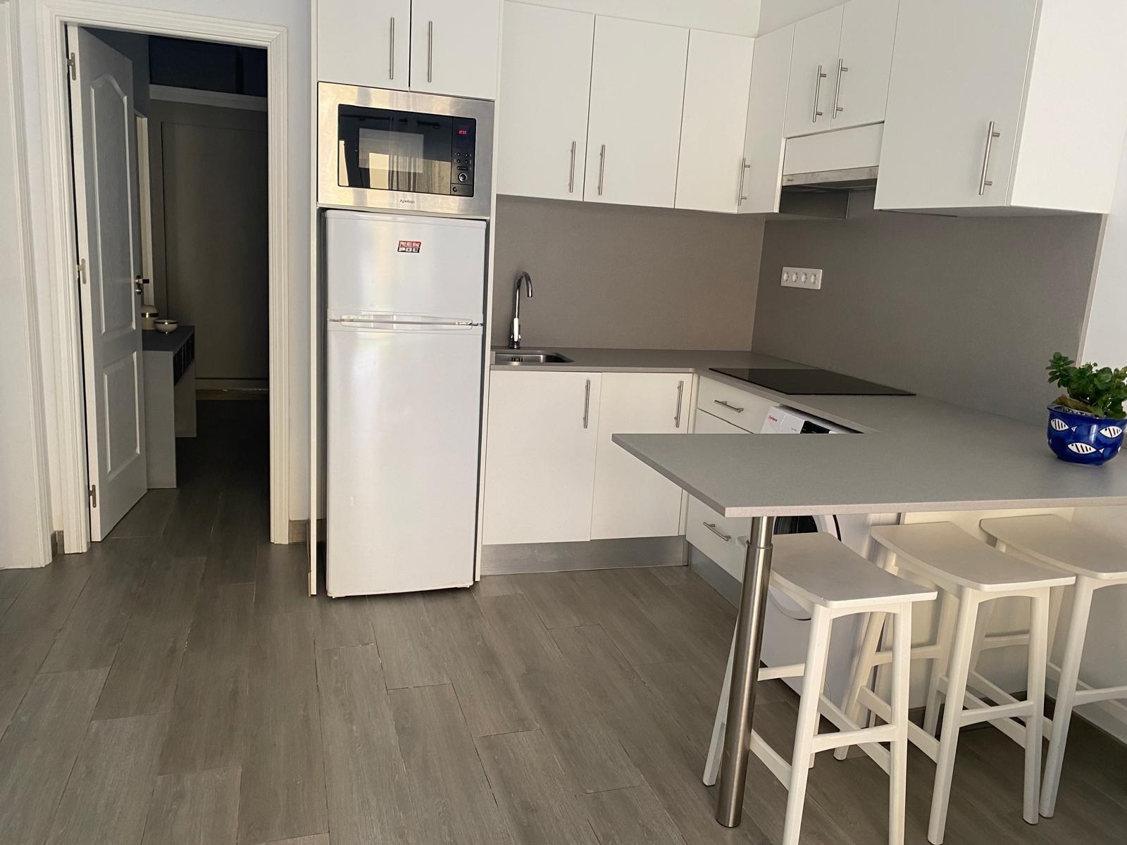 Apartamento reformado con terraza y piscina