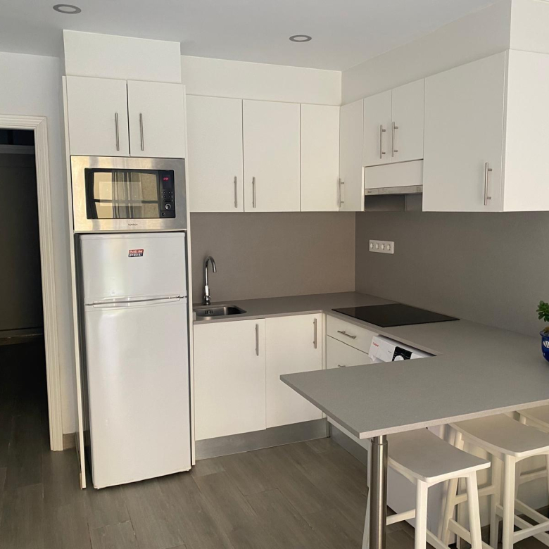 Apartamento reformado con terraza y piscina