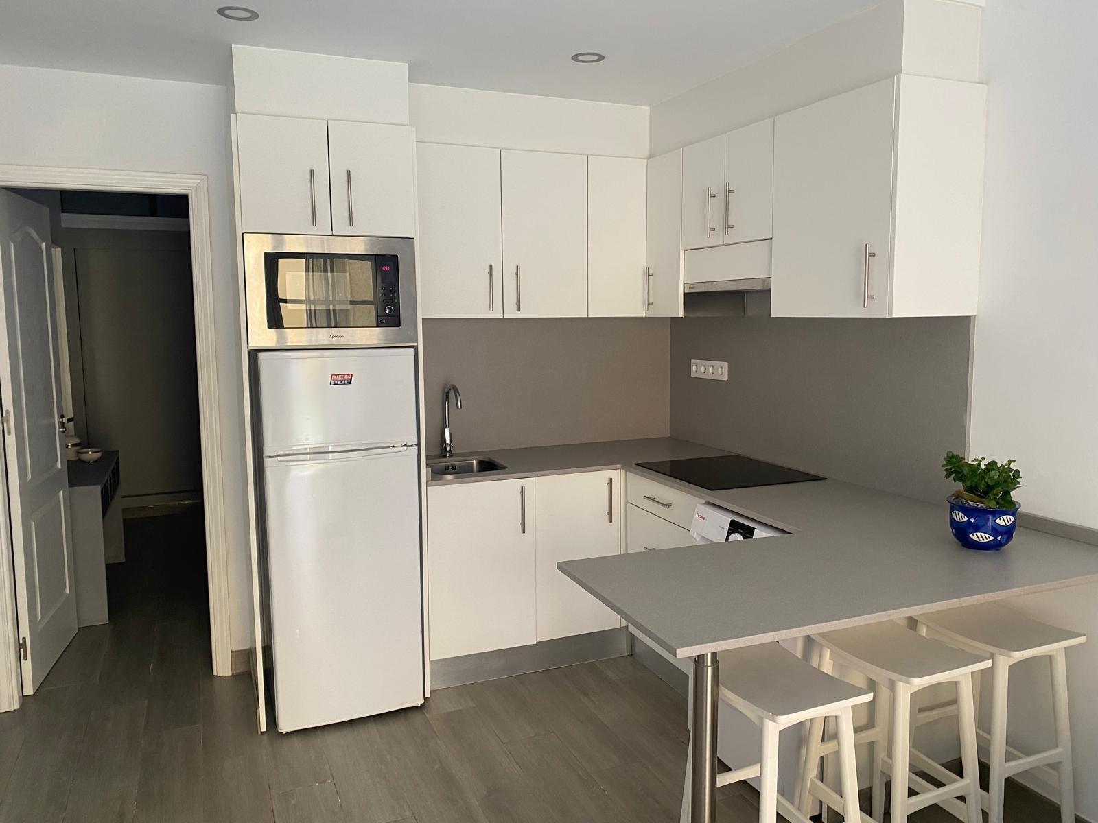Apartamento reformado con terraza y piscina