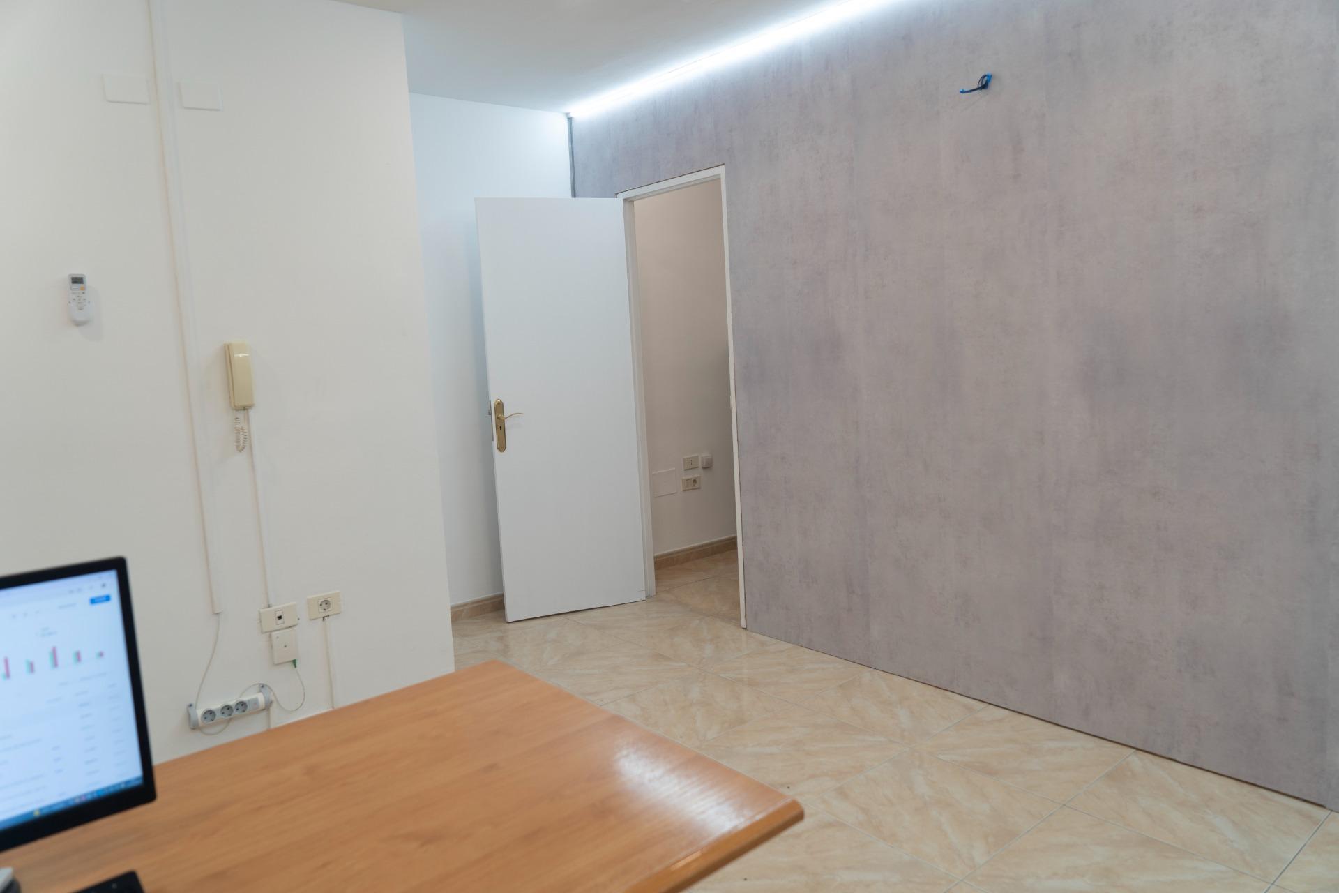 Oficina en venta – Edificio Colón, Centro de Vecindario – Gran Canaria Real Estate ✨
