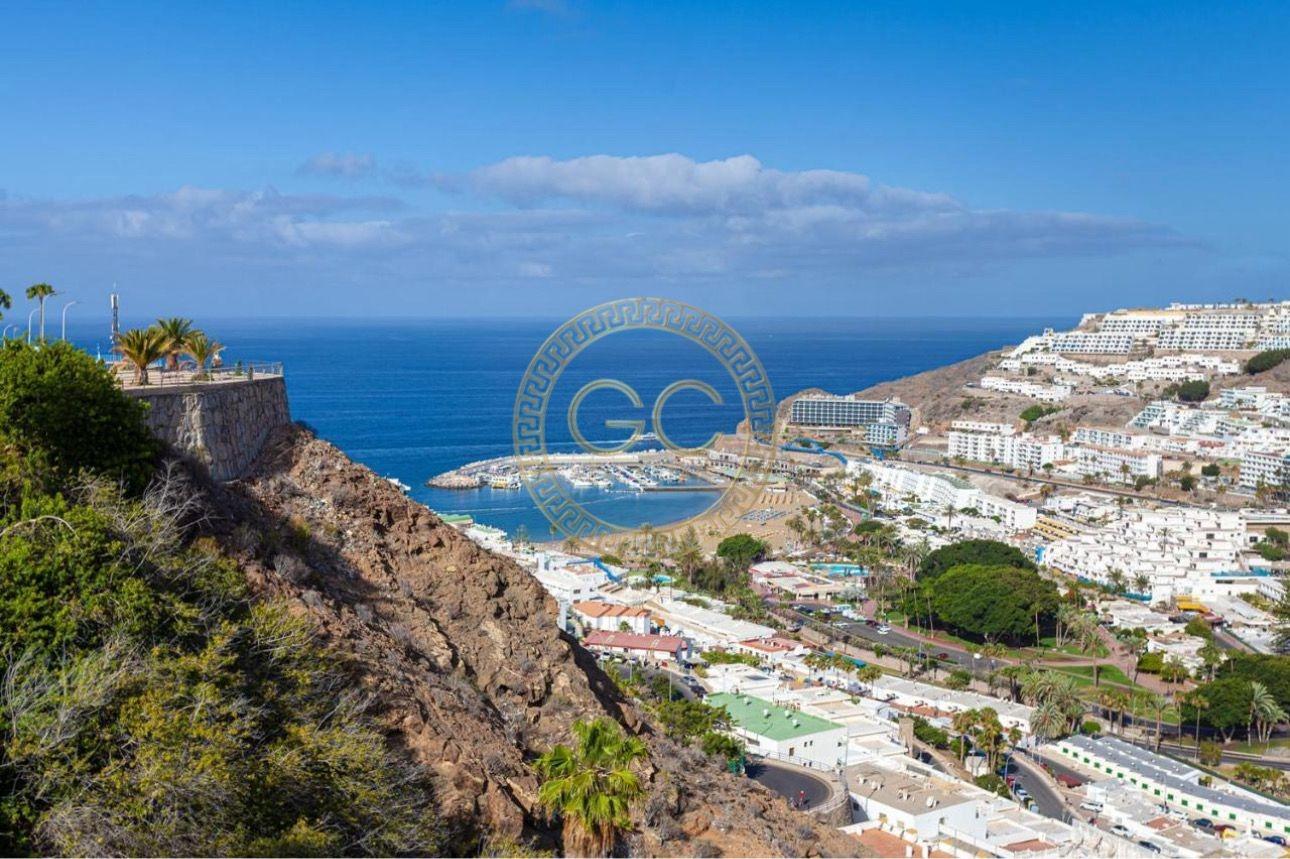 Exclusive dream villa with idyllic private garden, proper pool and sea view