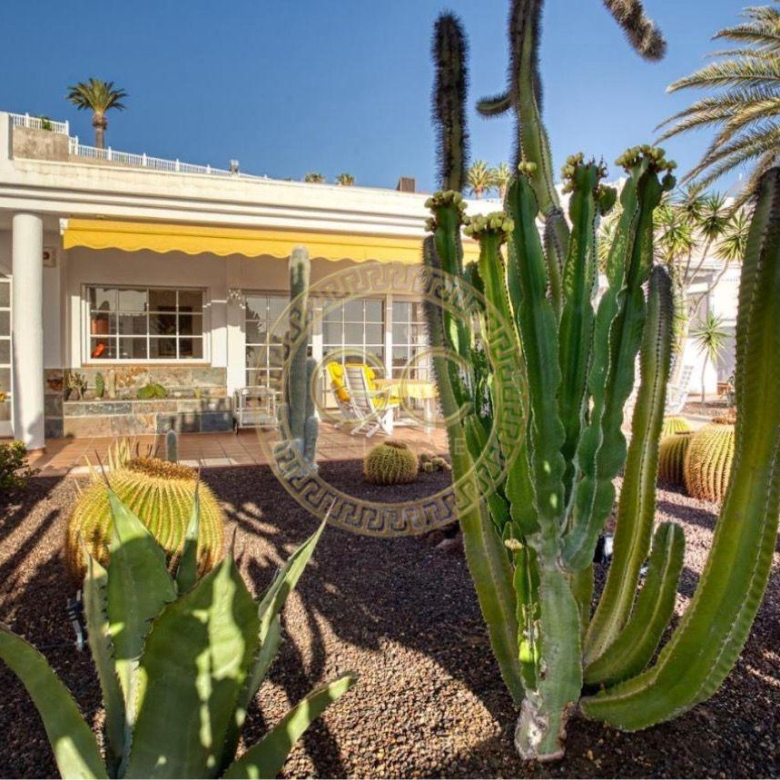 Exclusive dream villa with idyllic private garden, proper pool and sea view