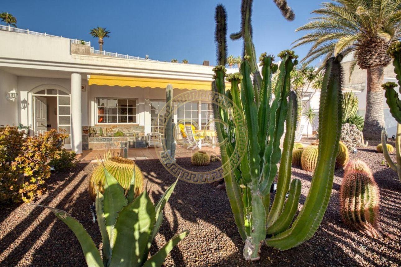 Exclusive dream villa with idyllic private garden, proper pool and sea view