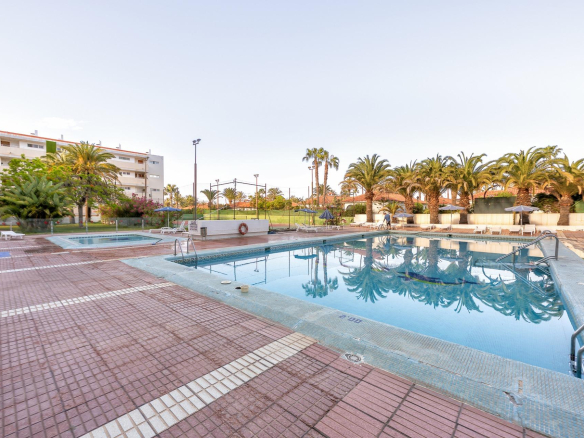 Oportunidad única en Playa del Inglés – Local/Loft con vistas a la piscina en Apartamentos Teneguía