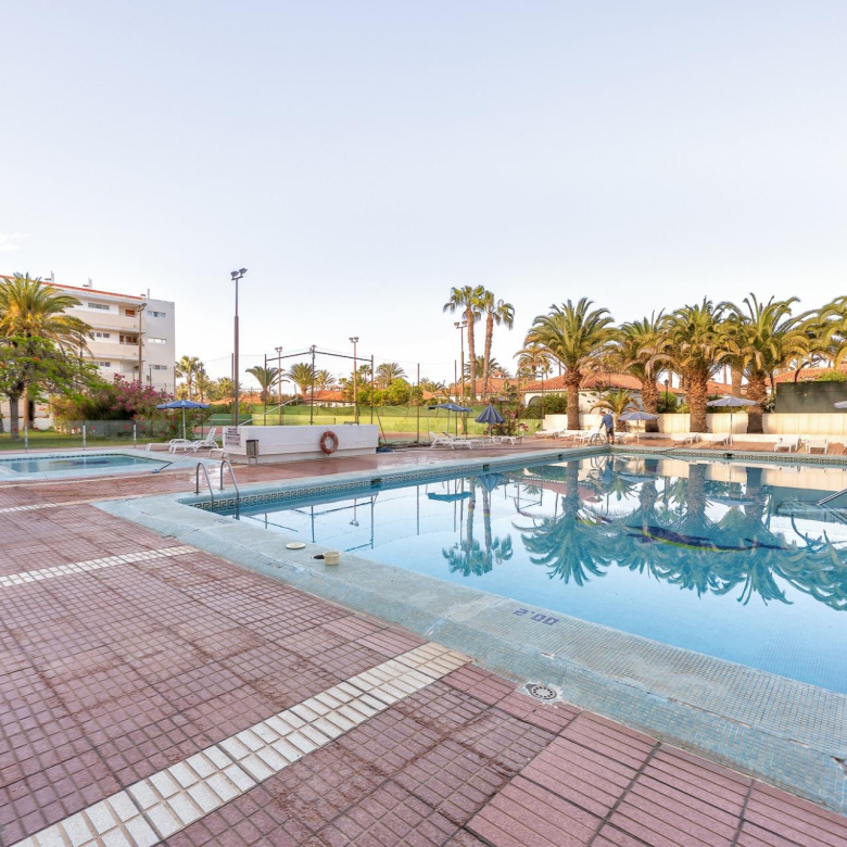 Oportunidad única en Playa del Inglés – Local/Loft con vistas a la piscina en Apartamentos Teneguía