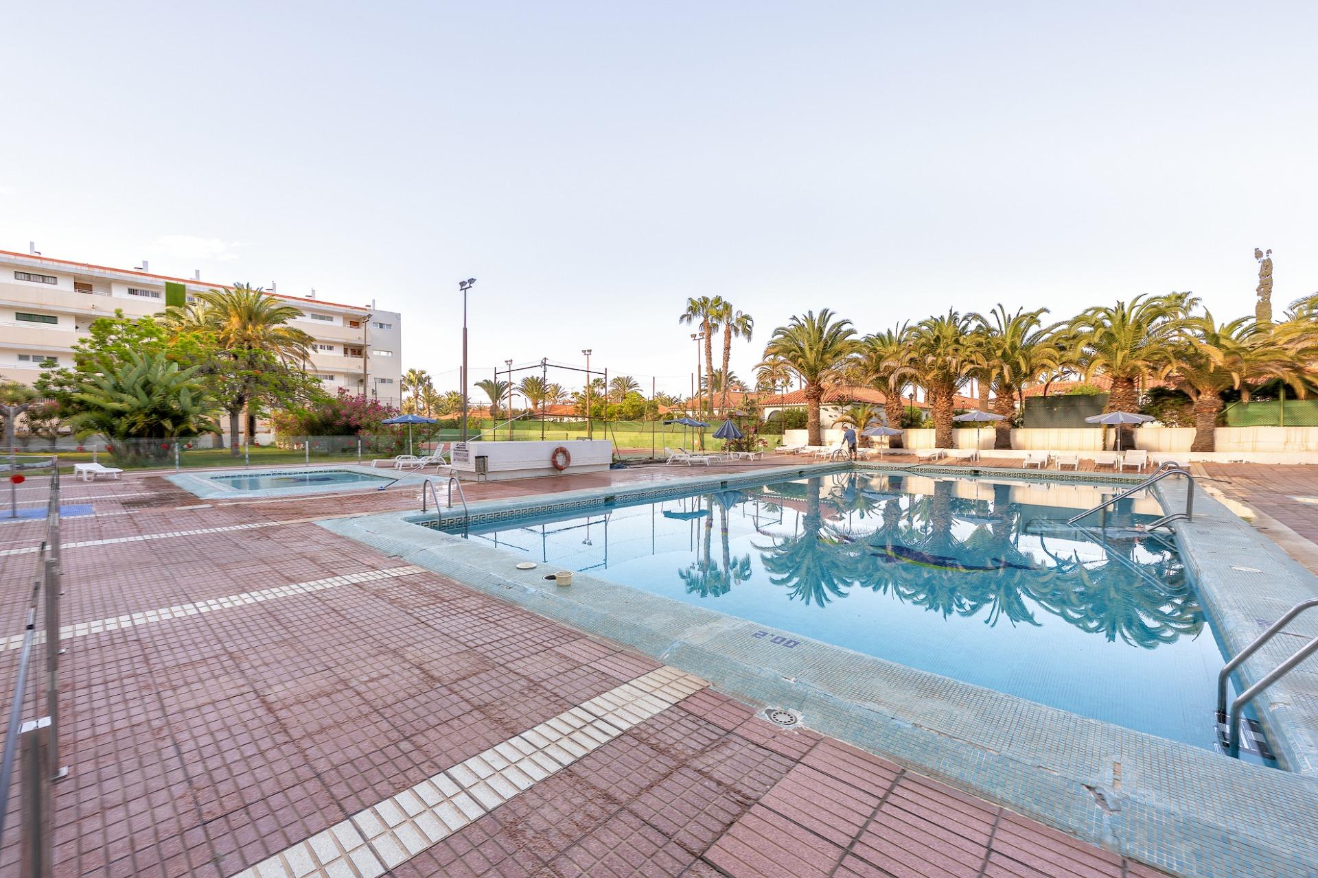 Oportunidad única en Playa del Inglés – Local/Loft con vistas a la piscina en Apartamentos Teneguía
