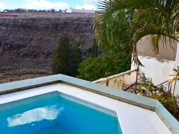 excelente casa terrera en venta con 5 apartamentos independientes en Sardina del Sur