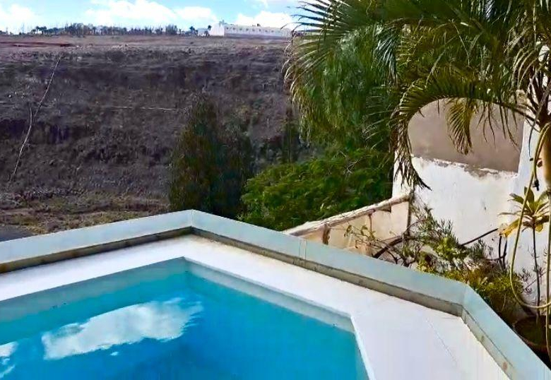 excelente casa terrera en venta con 5 apartamentos independientes en Sardina del Sur