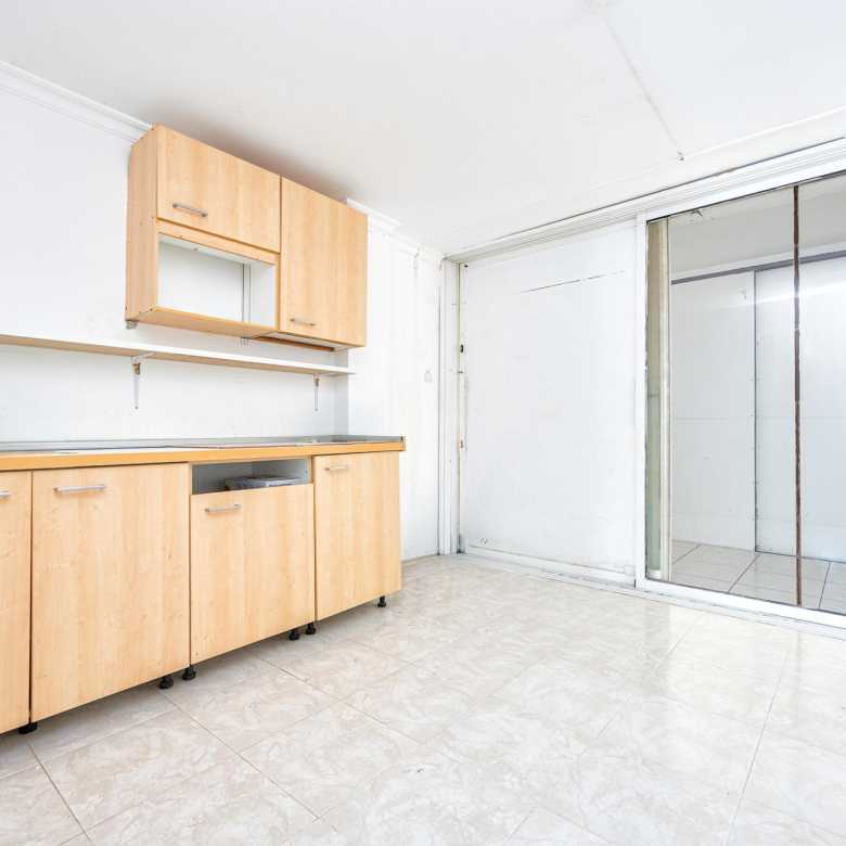 Oportunidad única en Playa del Inglés – Local/Loft con vistas a la piscina en Apartamentos Teneguía