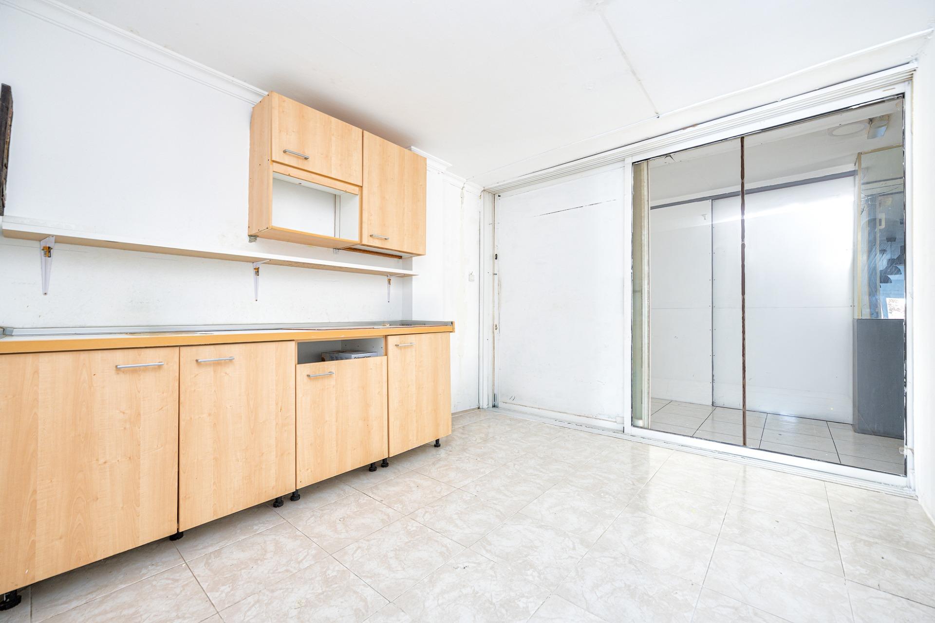 Oportunidad única en Playa del Inglés – Local/Loft con vistas a la piscina en Apartamentos Teneguía