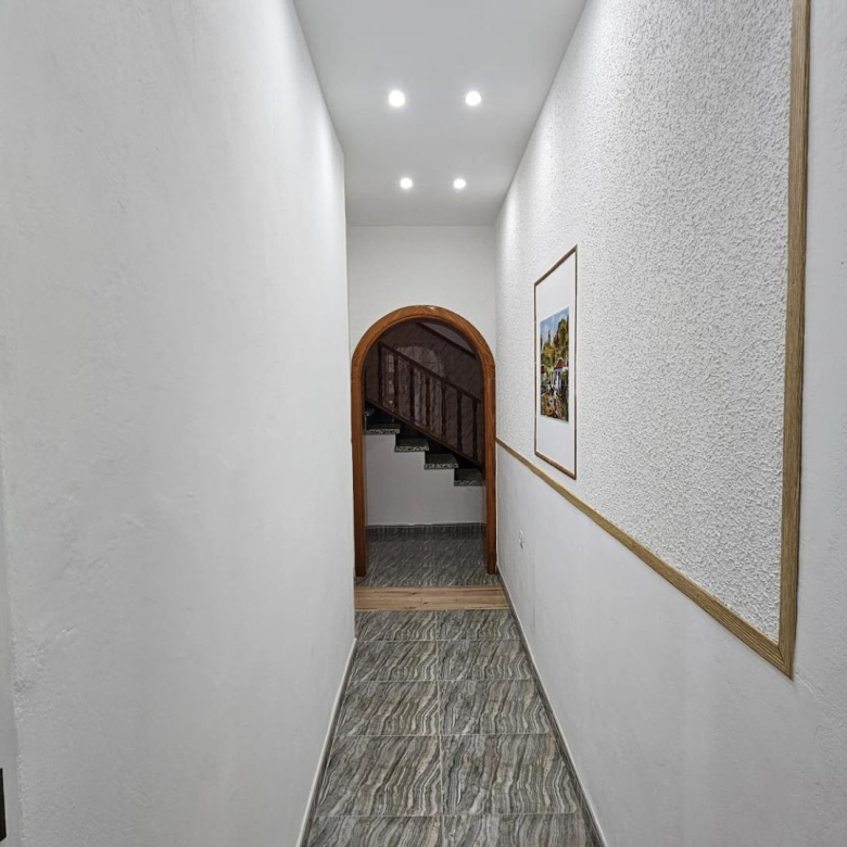 excelente casa terrera en venta con 5 apartamentos independientes en Sardina del Sur