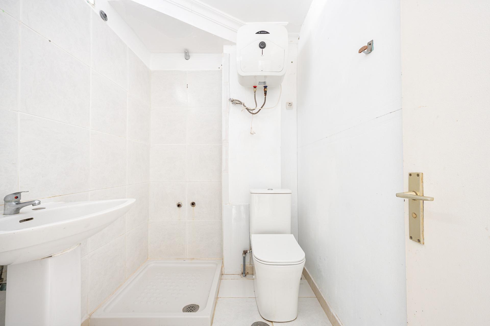 Oportunidad única en Playa del Inglés – Local/Loft con vistas a la piscina en Apartamentos Teneguía