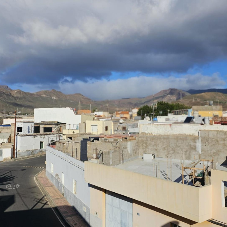 excelente casa terrera en venta con 5 apartamentos independientes en Sardina del Sur