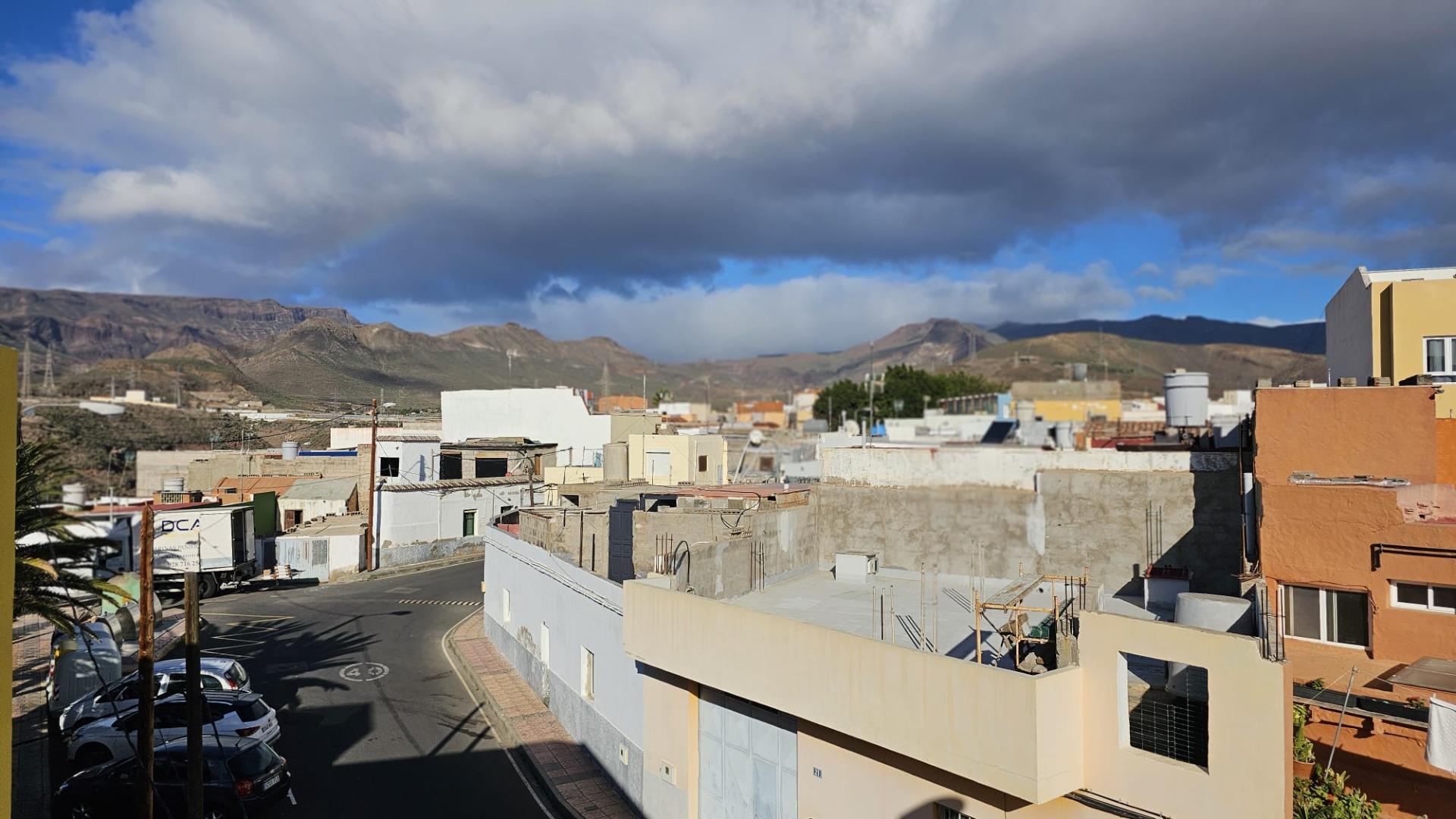 excelente casa terrera en venta con 5 apartamentos independientes en Sardina del Sur