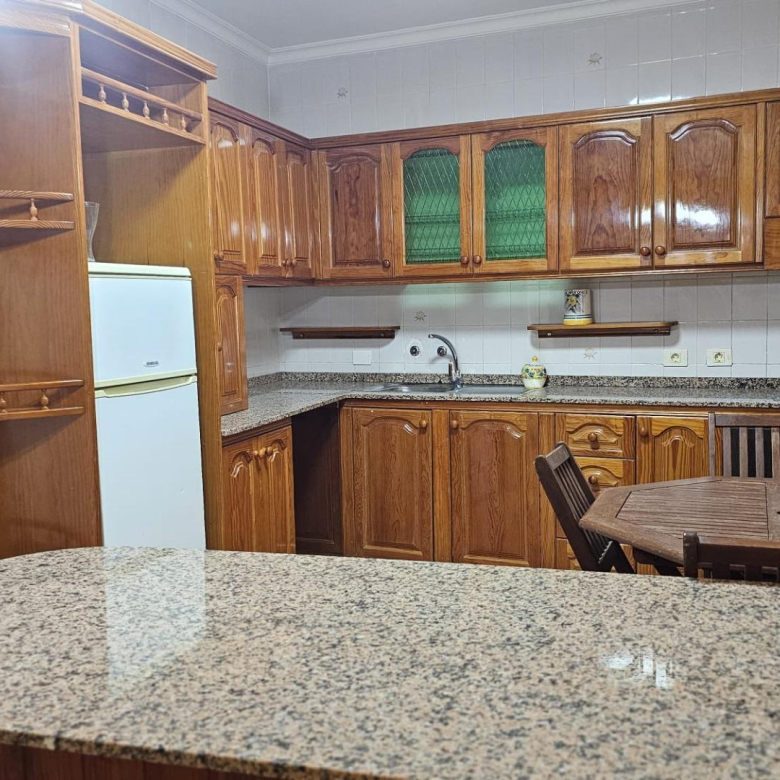 excelente casa terrera en venta con 5 apartamentos independientes en Sardina del Sur