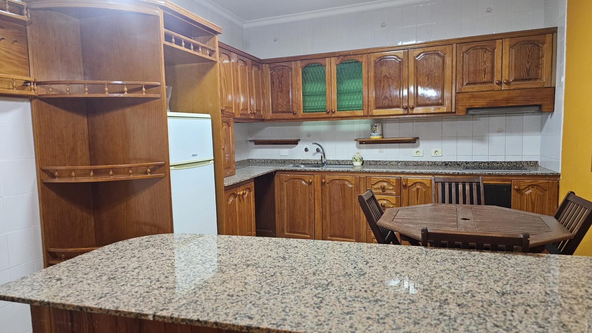 excelente casa terrera en venta con 5 apartamentos independientes en Sardina del Sur