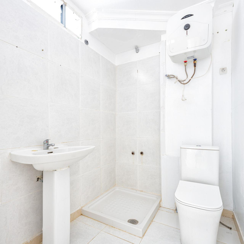 Oportunidad única en Playa del Inglés – Local/Loft con vistas a la piscina en Apartamentos Teneguía