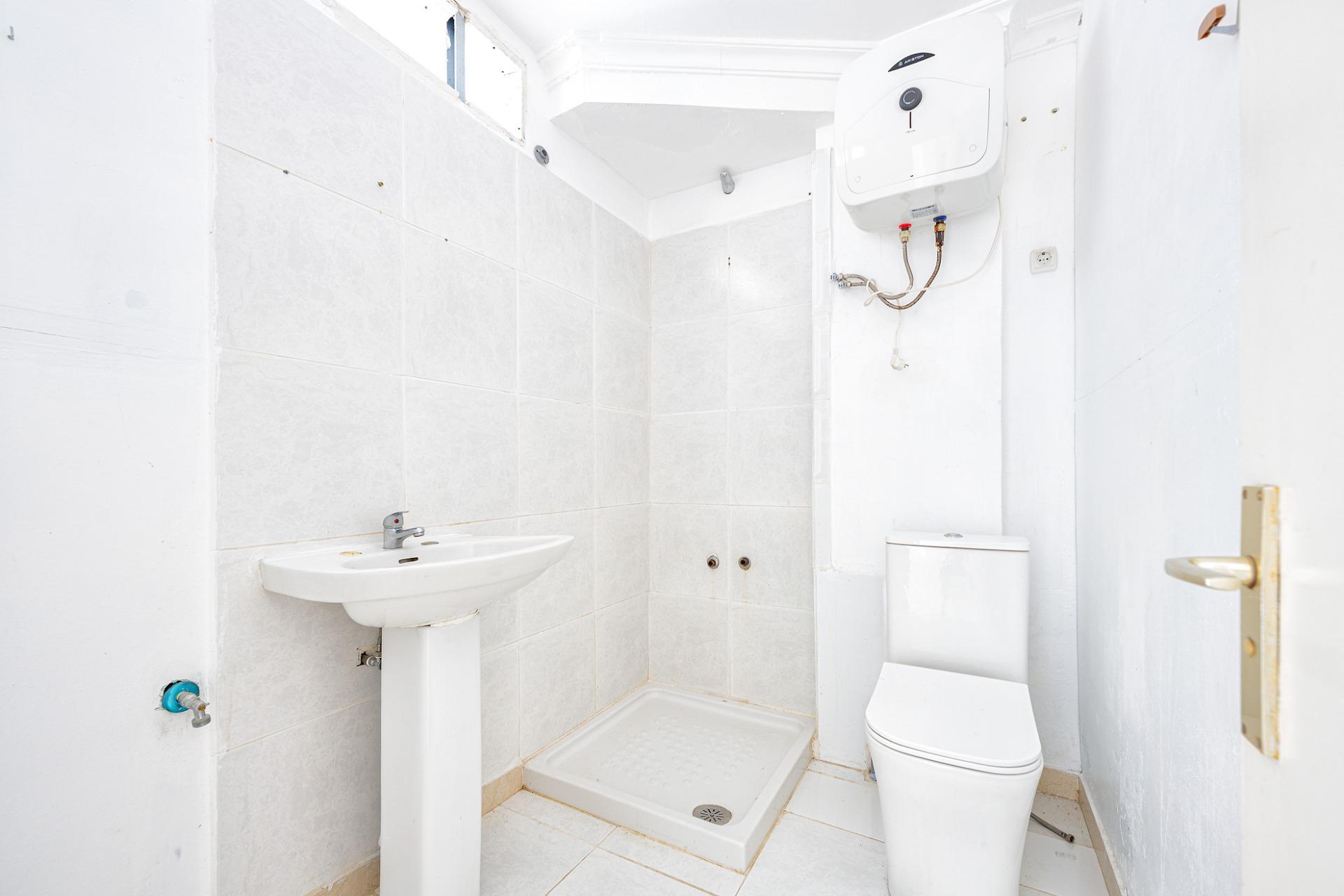 Oportunidad única en Playa del Inglés – Local/Loft con vistas a la piscina en Apartamentos Teneguía