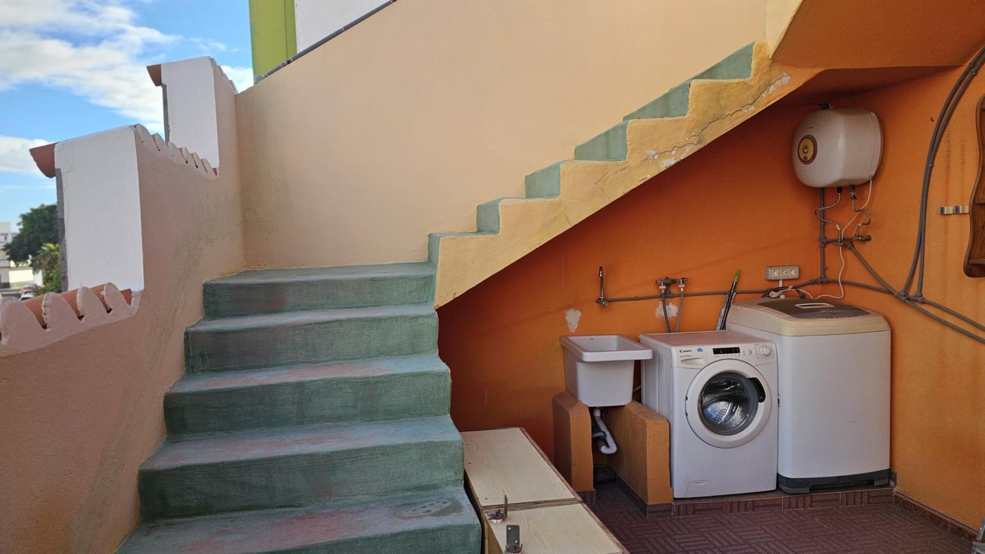 excelente casa terrera en venta con 5 apartamentos independientes en Sardina del Sur