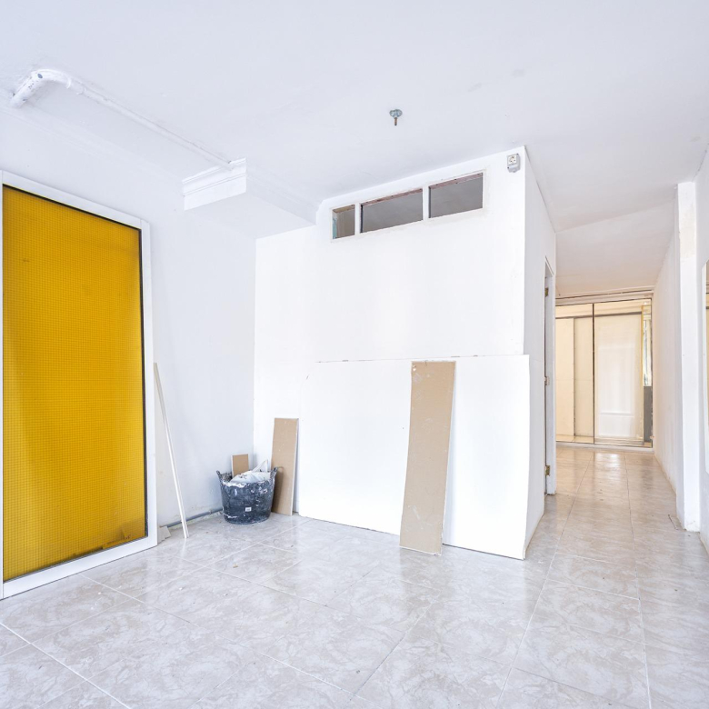 Oportunidad única en Playa del Inglés – Local/Loft con vistas a la piscina en Apartamentos Teneguía