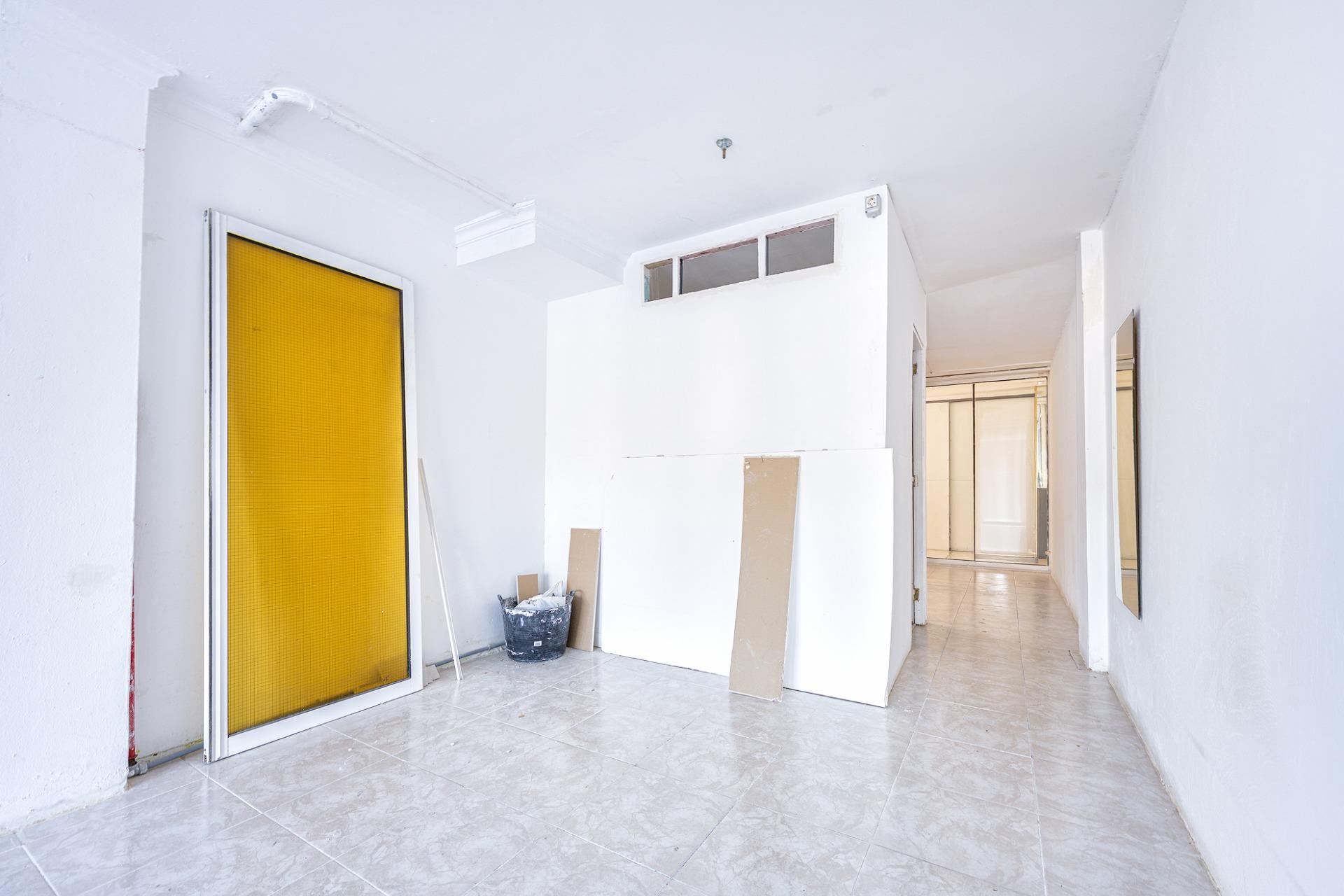 Oportunidad única en Playa del Inglés – Local/Loft con vistas a la piscina en Apartamentos Teneguía