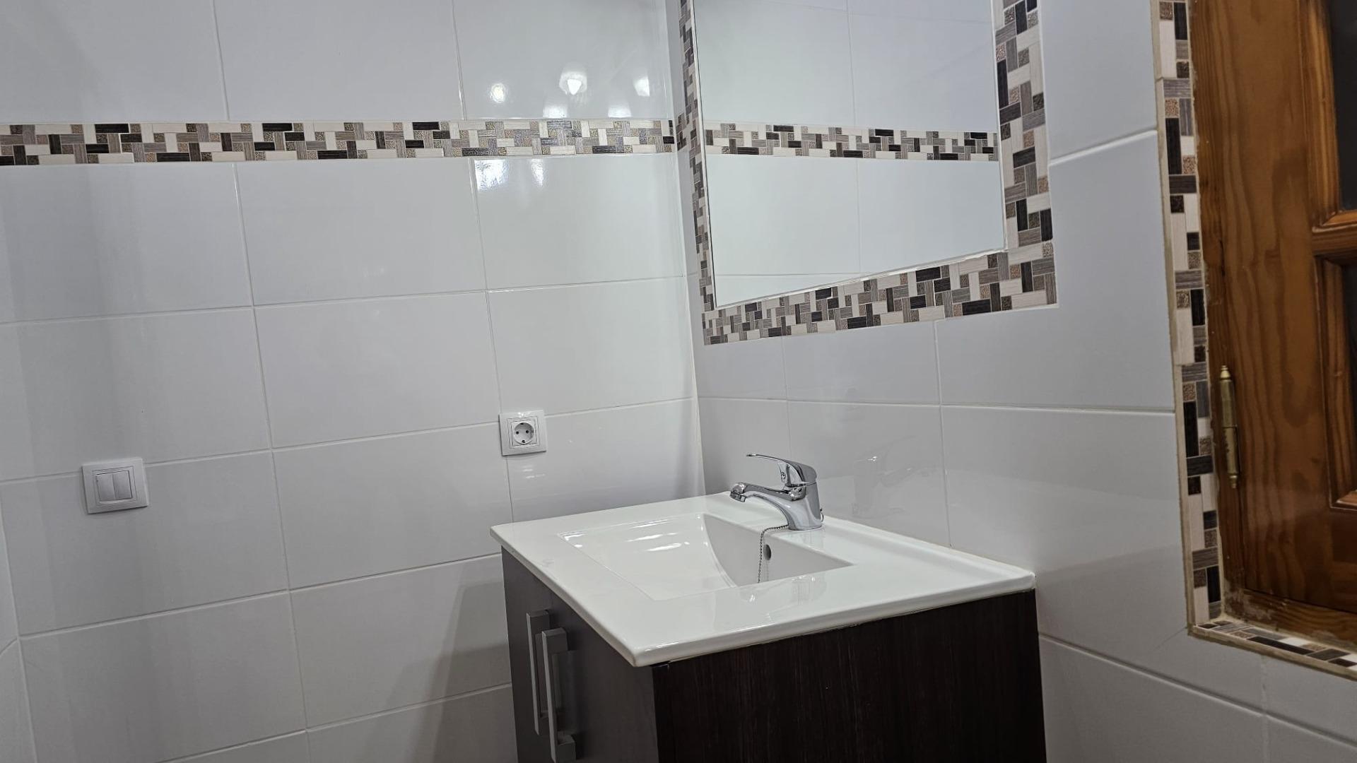 excelente casa terrera en venta con 5 apartamentos independientes en Sardina del Sur