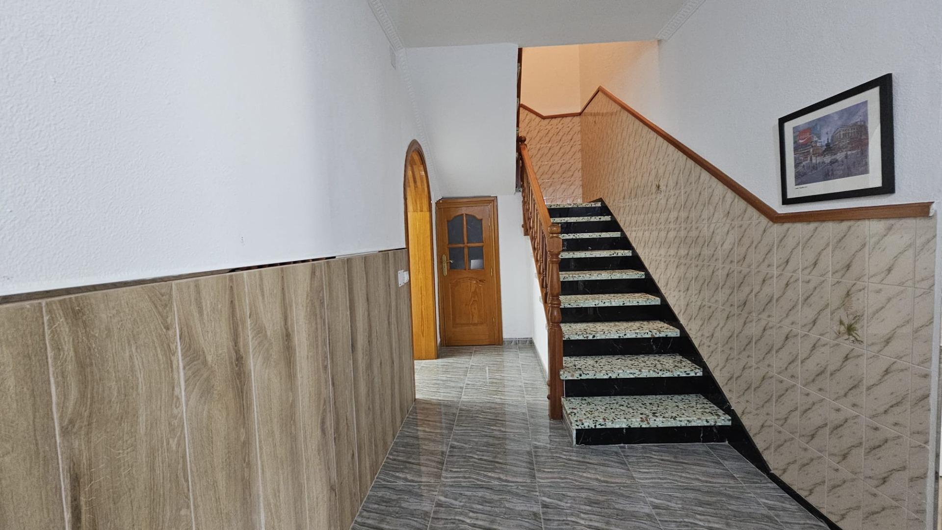 excelente casa terrera en venta con 5 apartamentos independientes en Sardina del Sur