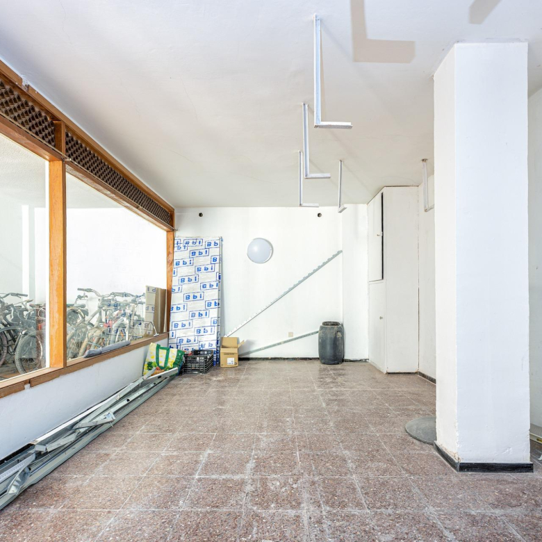 Oportunidad única en Playa del Inglés – Local/Loft con vistas a la piscina en Apartamentos Teneguía