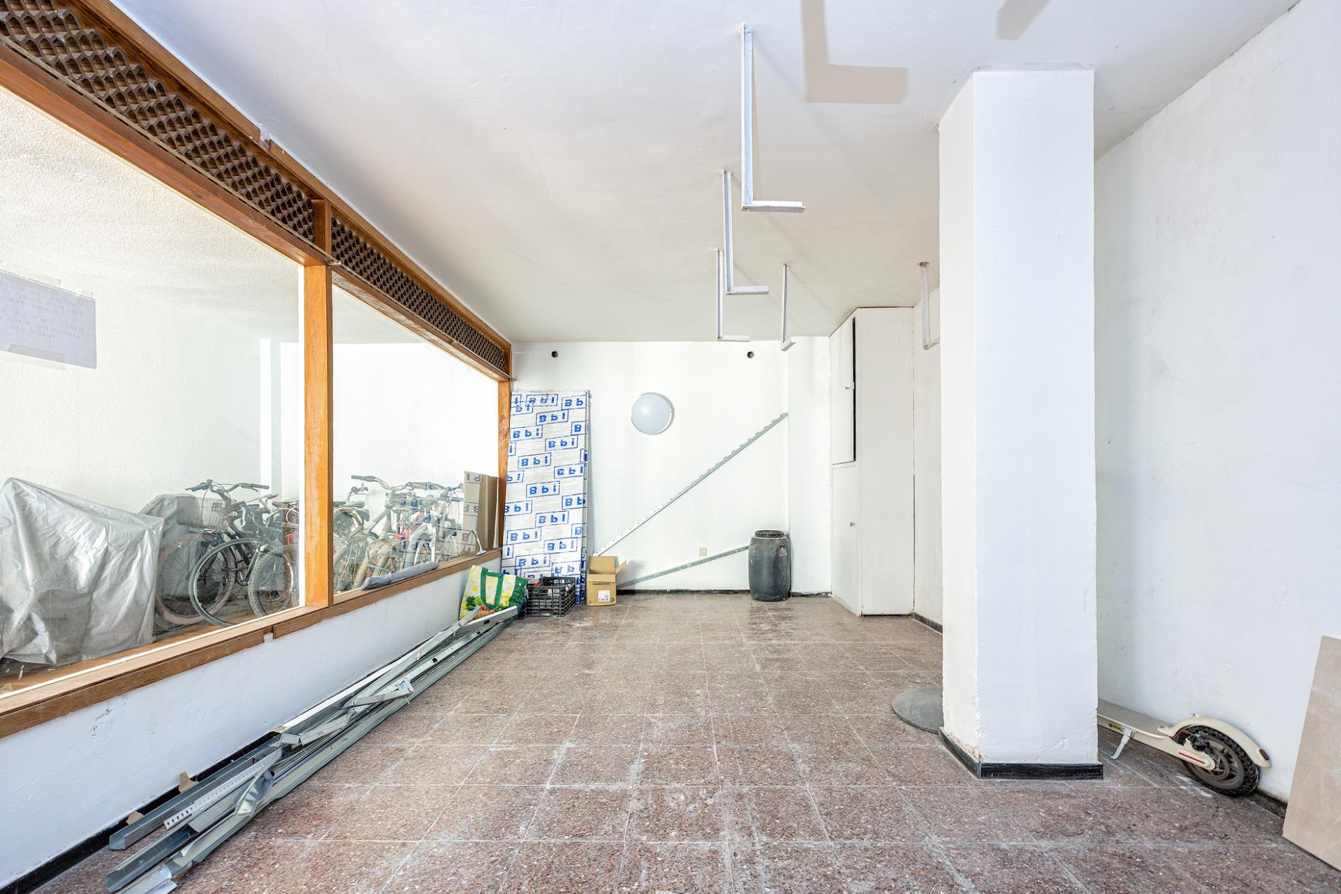 Oportunidad única en Playa del Inglés – Local/Loft con vistas a la piscina en Apartamentos Teneguía
