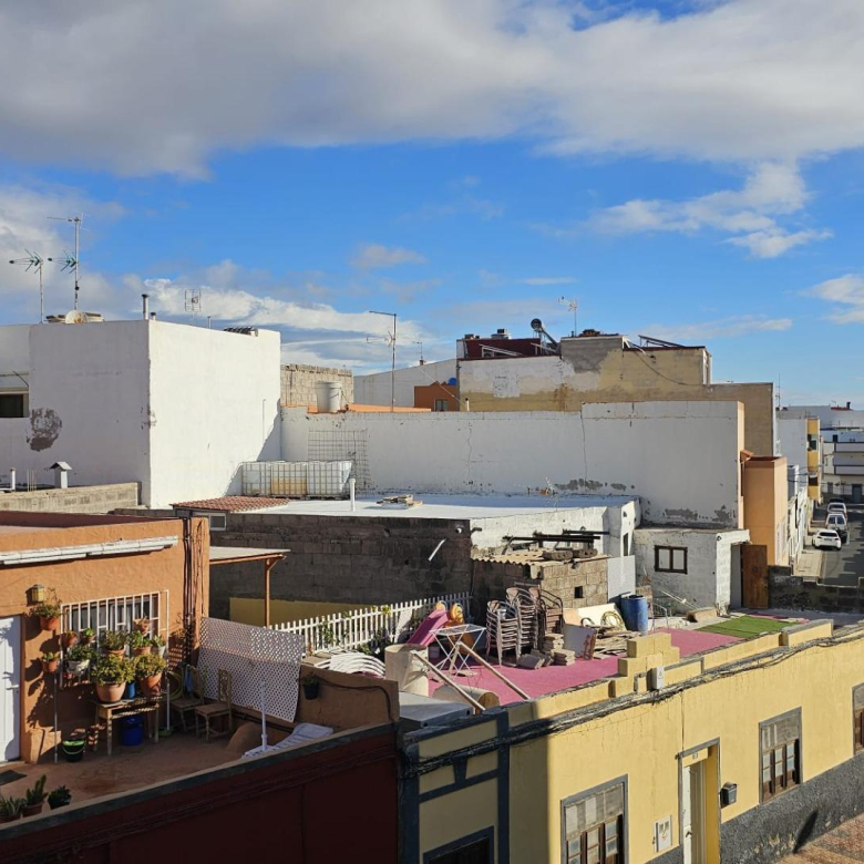 excelente casa terrera en venta con 5 apartamentos independientes en Sardina del Sur
