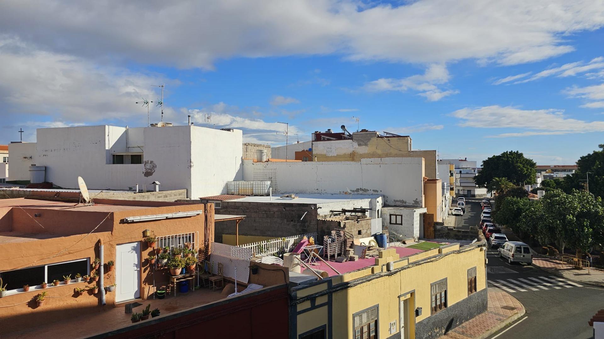 excelente casa terrera en venta con 5 apartamentos independientes en Sardina del Sur