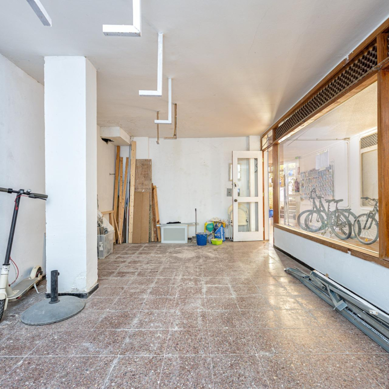 Oportunidad única en Playa del Inglés – Local/Loft con vistas a la piscina en Apartamentos Teneguía