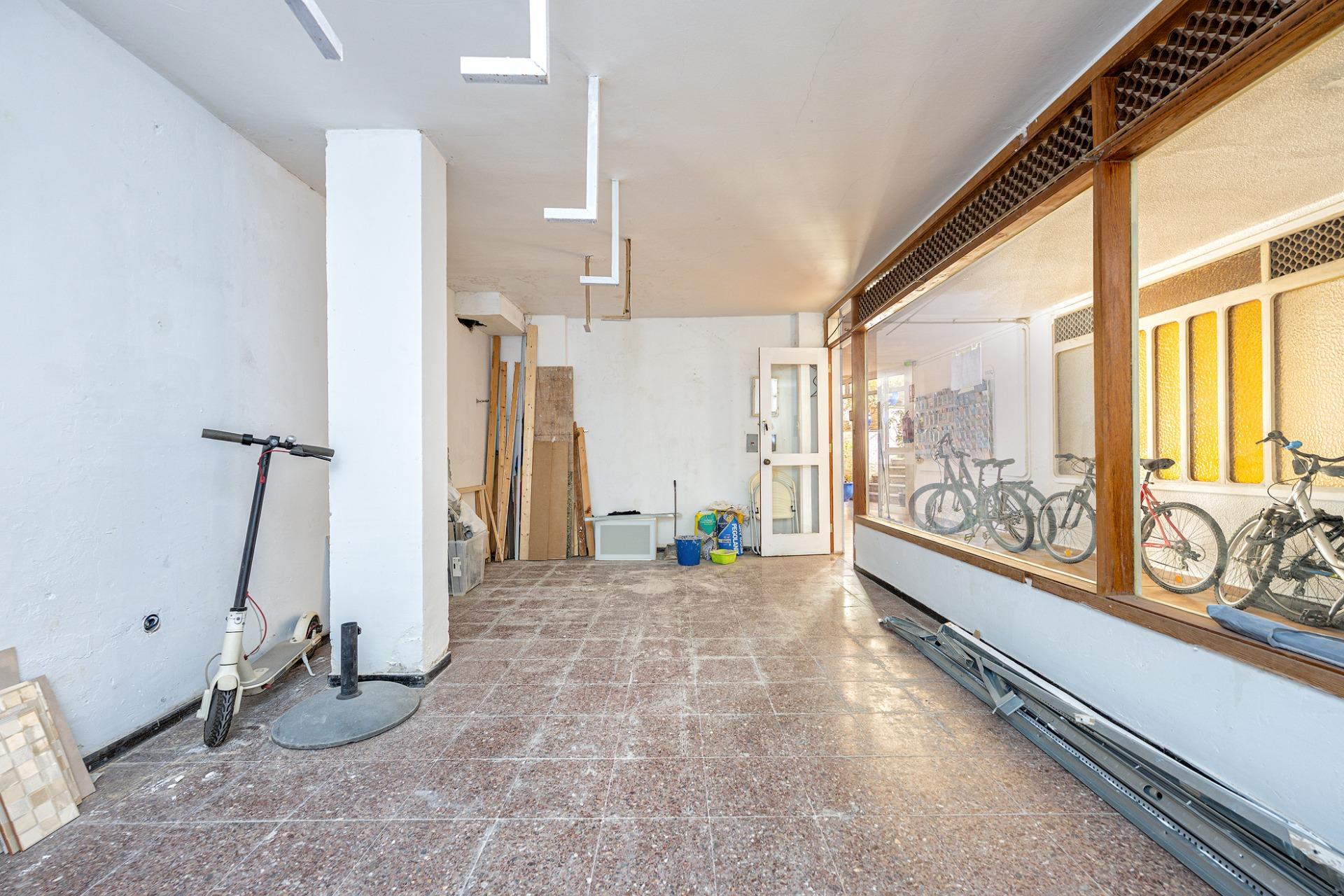 Oportunidad única en Playa del Inglés – Local/Loft con vistas a la piscina en Apartamentos Teneguía