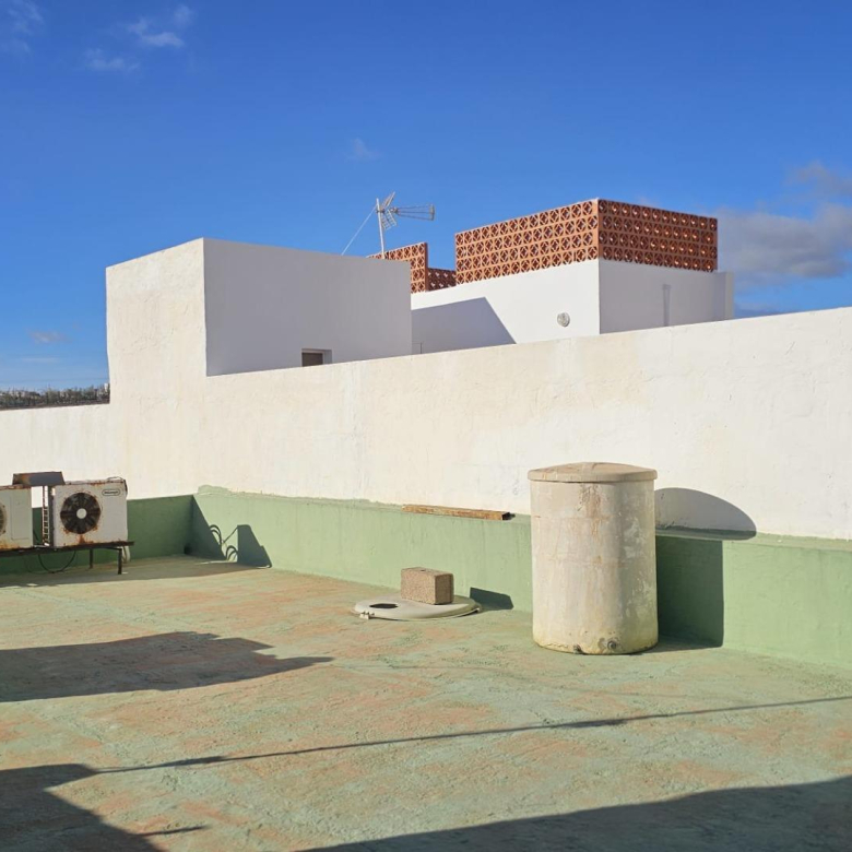 excelente casa terrera en venta con 5 apartamentos independientes en Sardina del Sur
