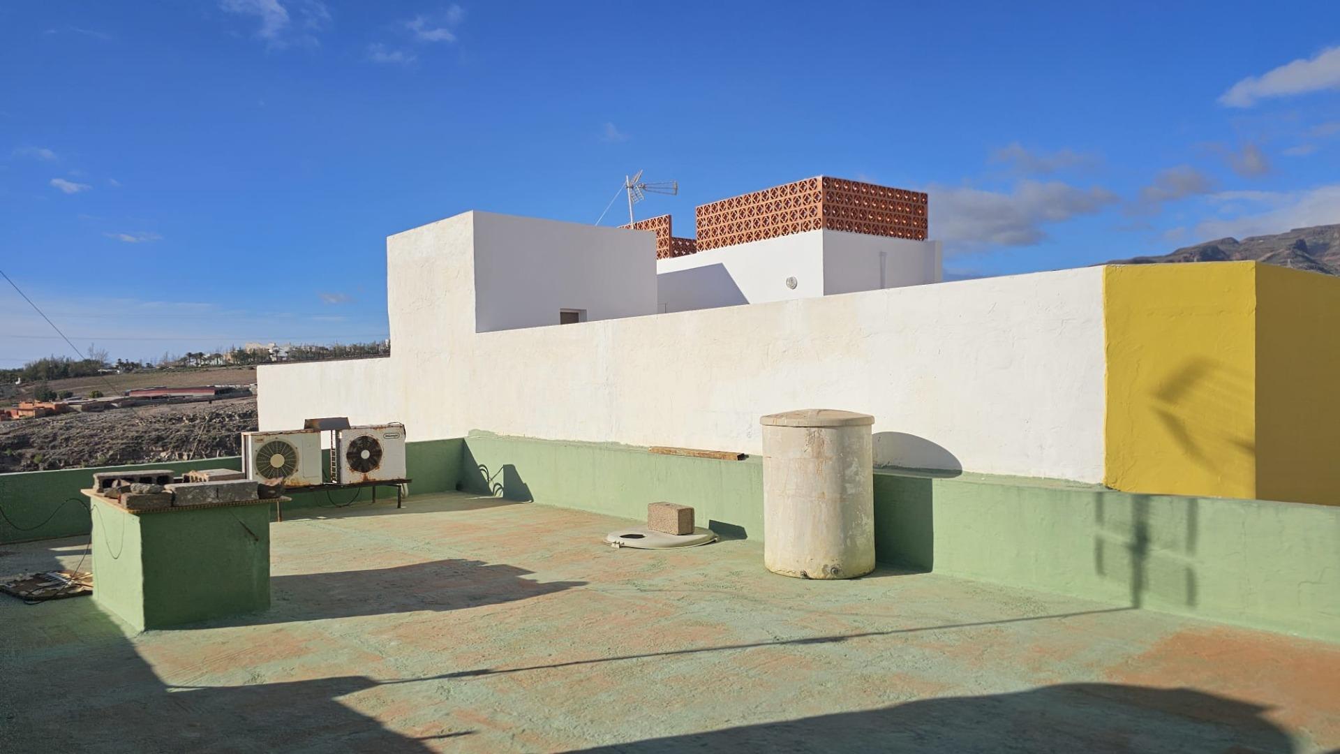 excelente casa terrera en venta con 5 apartamentos independientes en Sardina del Sur