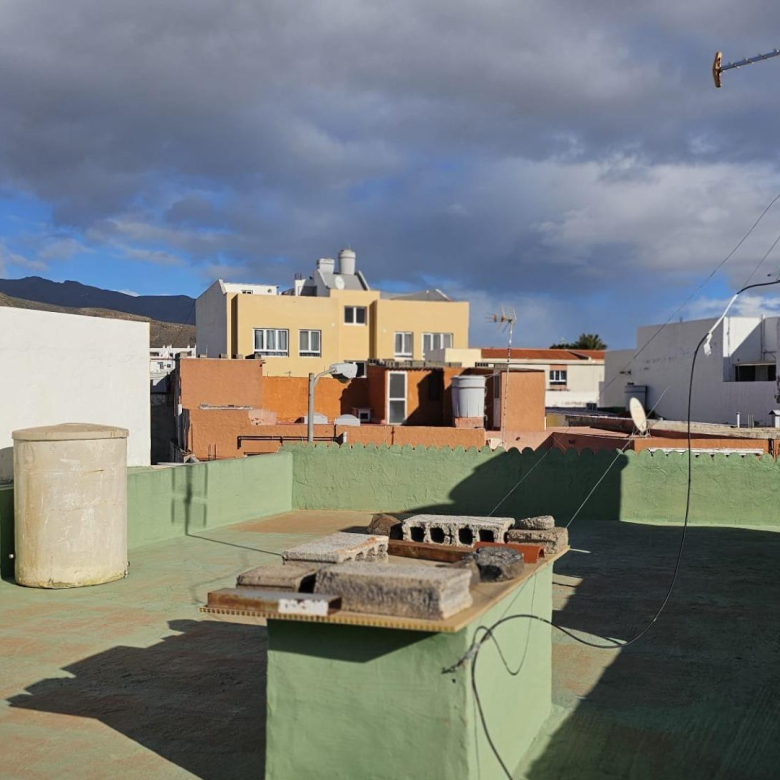 excelente casa terrera en venta con 5 apartamentos independientes en Sardina del Sur