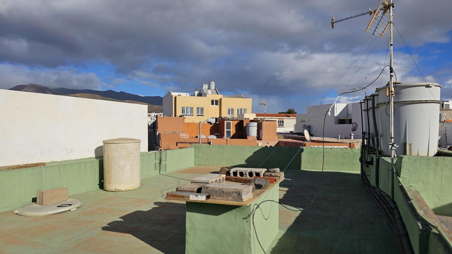 excelente casa terrera en venta con 5 apartamentos independientes en Sardina del Sur