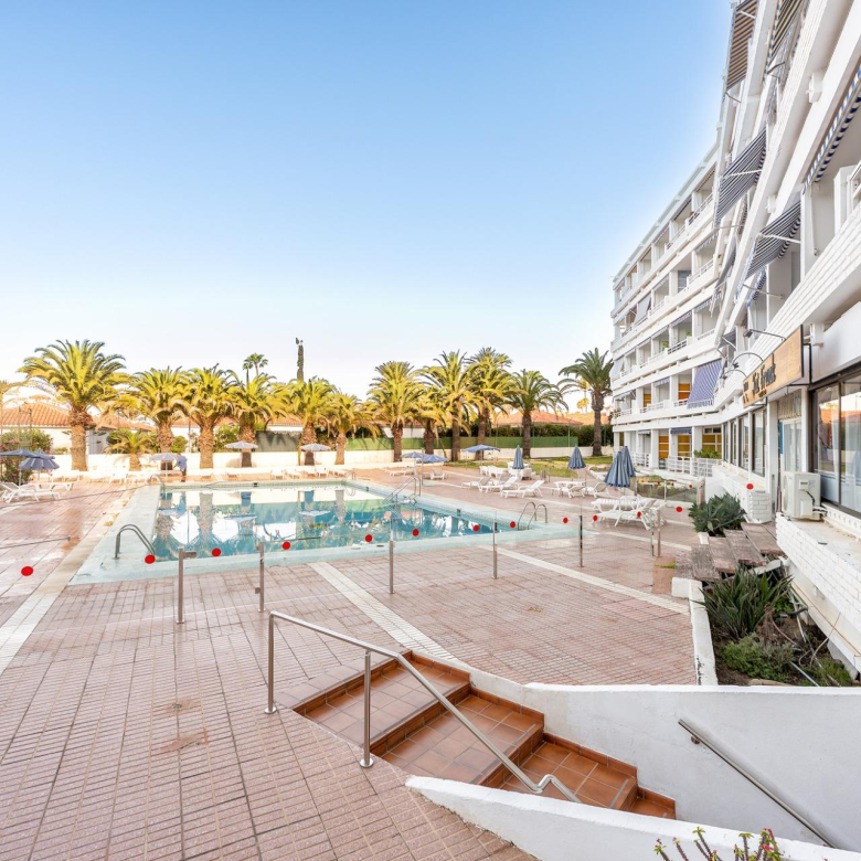Oportunidad única en Playa del Inglés – Local/Loft con vistas a la piscina en Apartamentos Teneguía