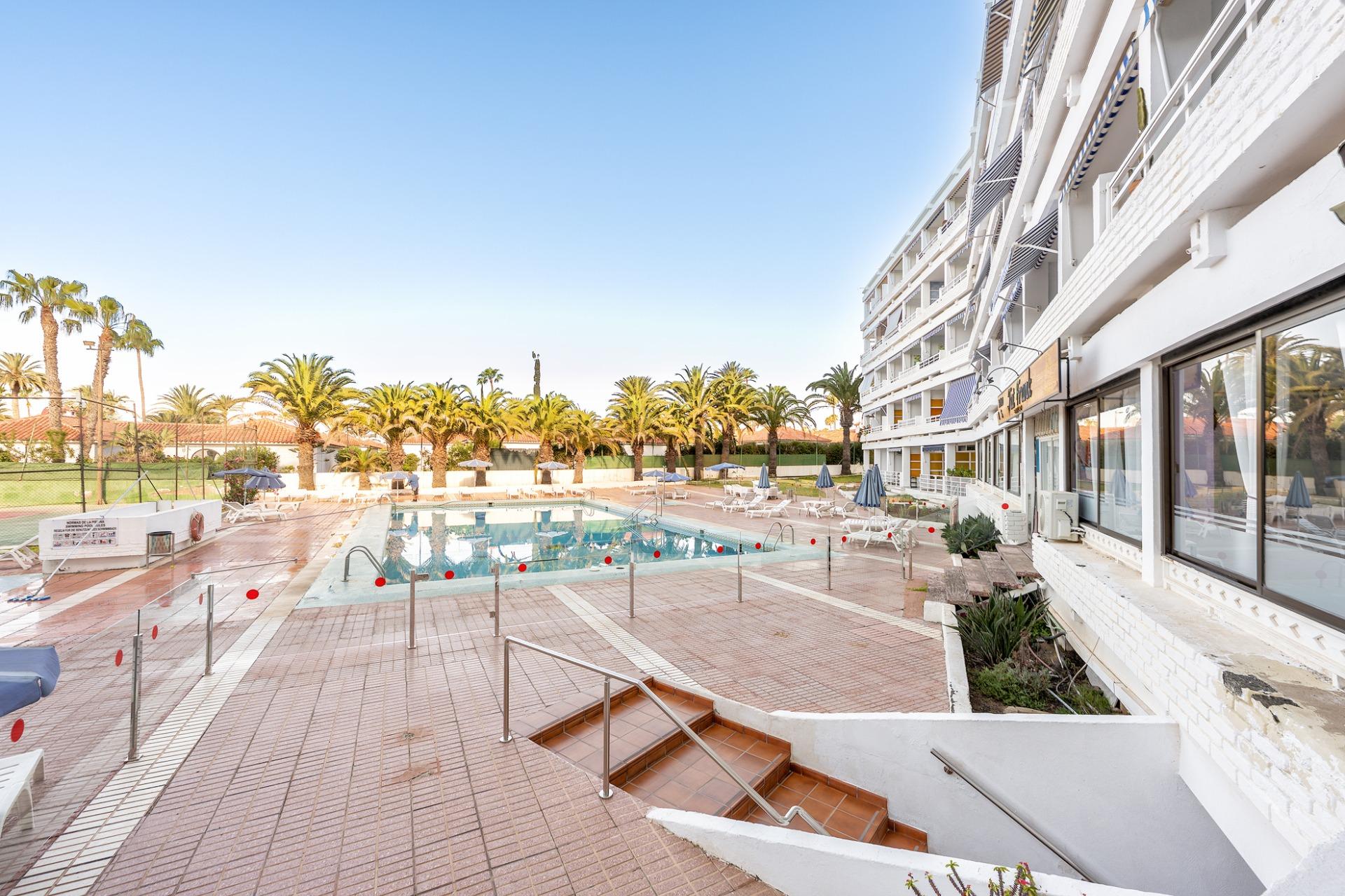Oportunidad única en Playa del Inglés – Local/Loft con vistas a la piscina en Apartamentos Teneguía