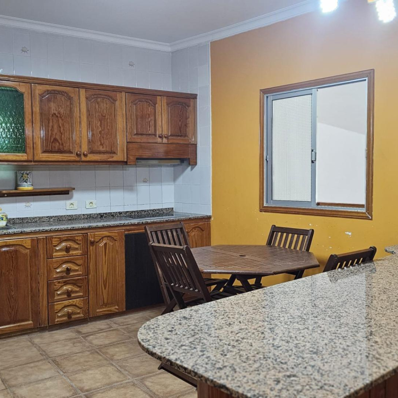 excelente casa terrera en venta con 5 apartamentos independientes en Sardina del Sur